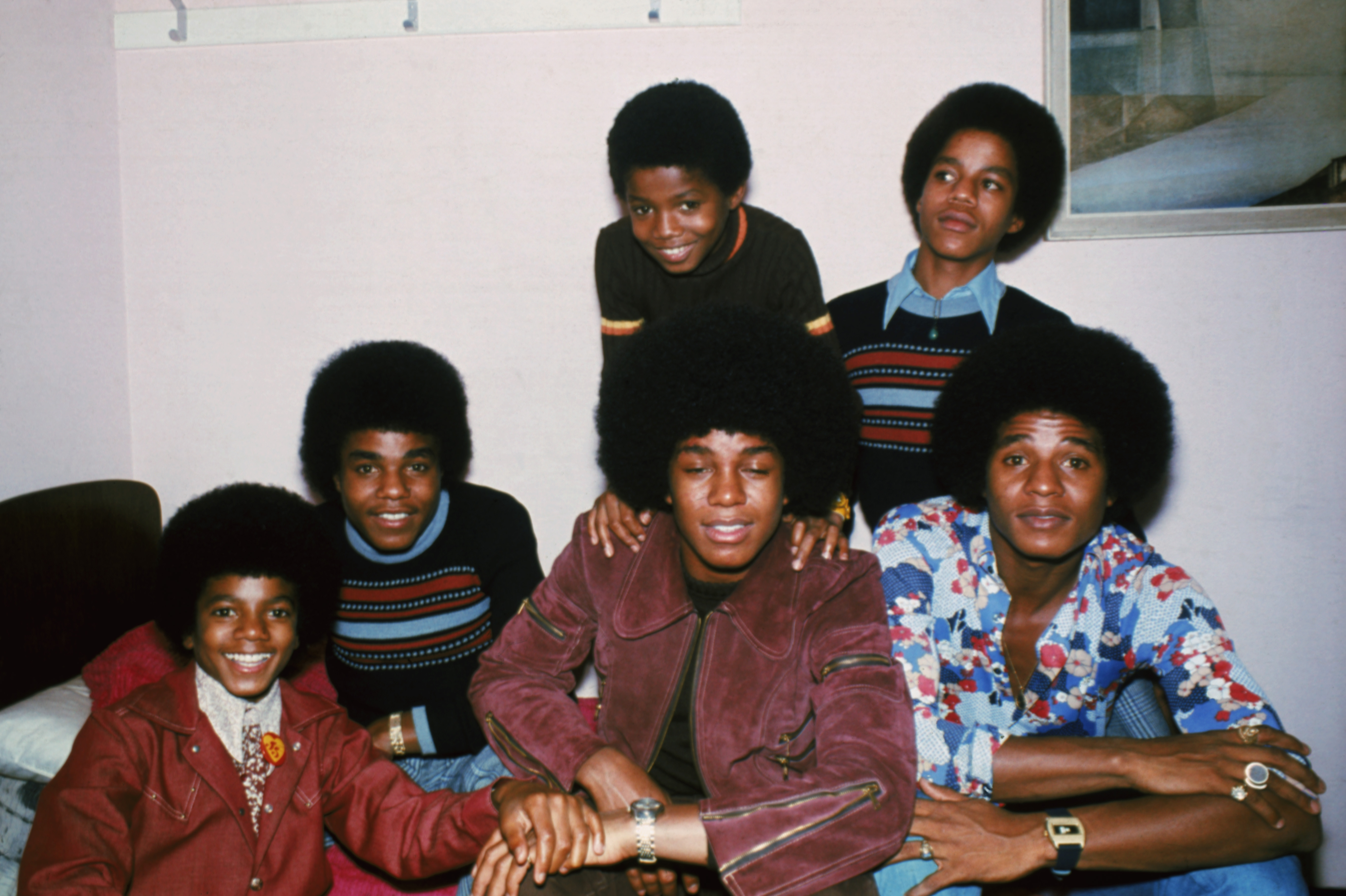 Michael Jackson is with his brothers in London. | Source: Getty Images