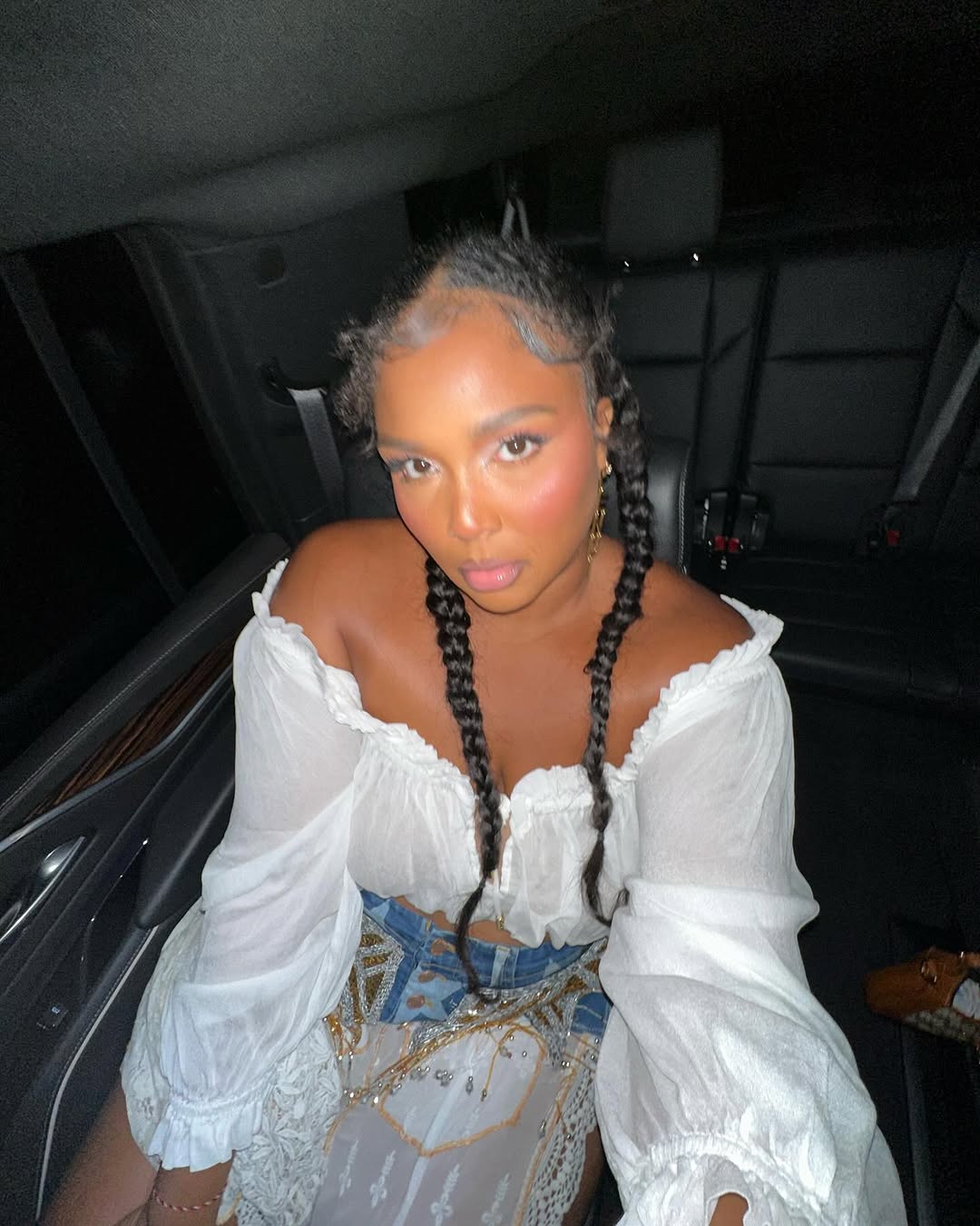 Lizzo shares selfie in a car, 2024 | Source: instagram.com/lizzobeeating