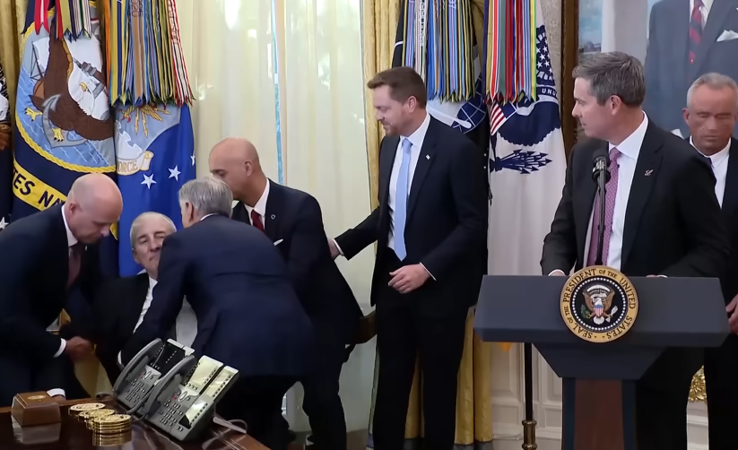 Executives at the White House rush to help guest who collapsed on November 6, 2025 | Source: Youtube/The Sun