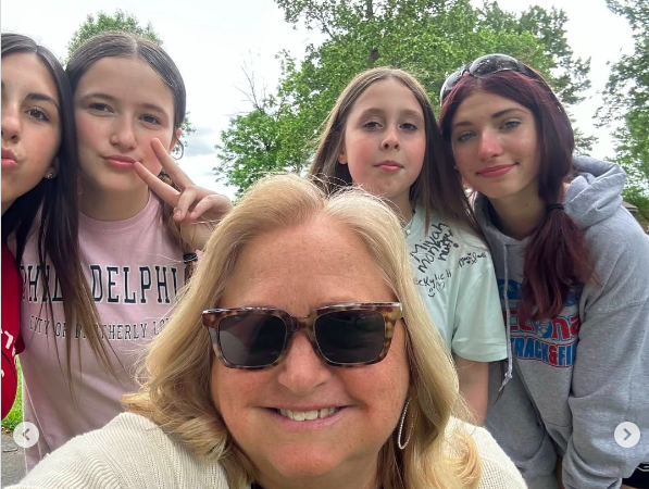 Melissa Wells with Kylie Toberman (cropped slightly out the frame on the end) and other students. | Source: Instagram/melis_wells